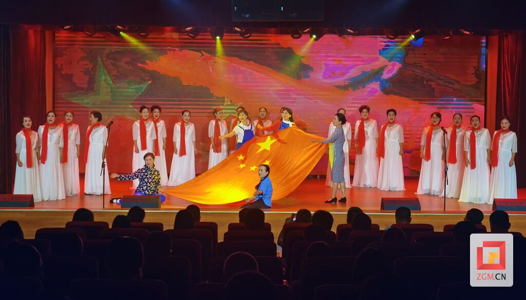 自貢市紀(jì)念江姐誕辰104周年文藝演出現(xiàn)場(chǎng)（記者 張文瀚 攝）.jpg