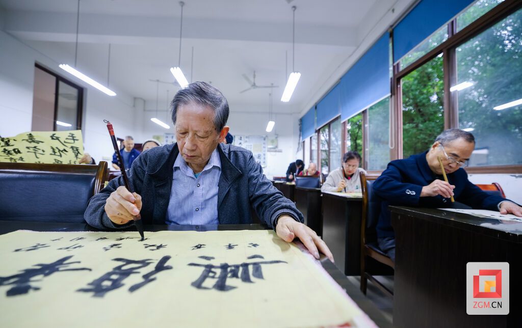圖為老年大學(xué)書(shū)法班學(xué)員在學(xué)校書(shū)法 (2).jpg