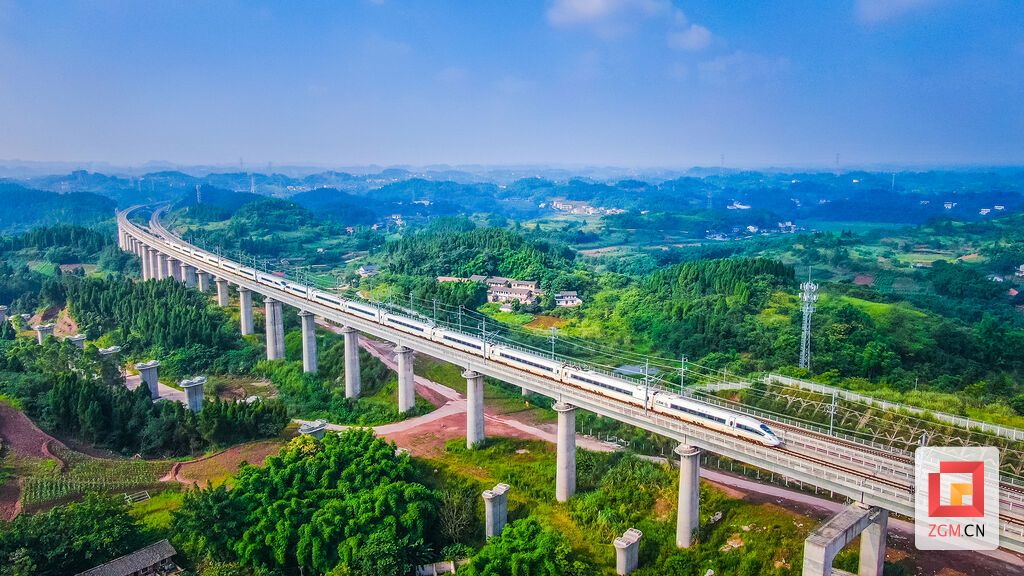 高铁飞驰而过 记者 宋姿熠 .jpg