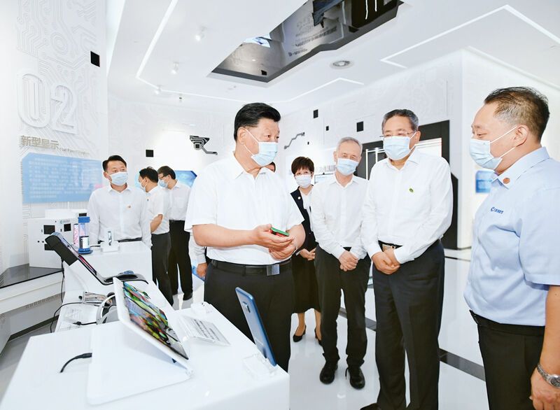 2020年8月18日至21日，中共中央总书记、国家主席、中央军委主席习近平在安徽省考察。这是19日下午，习近平在合肥市安徽创新馆参观，了解安徽科技创新和发展新兴产业情况。新华社记者 燕雁/摄