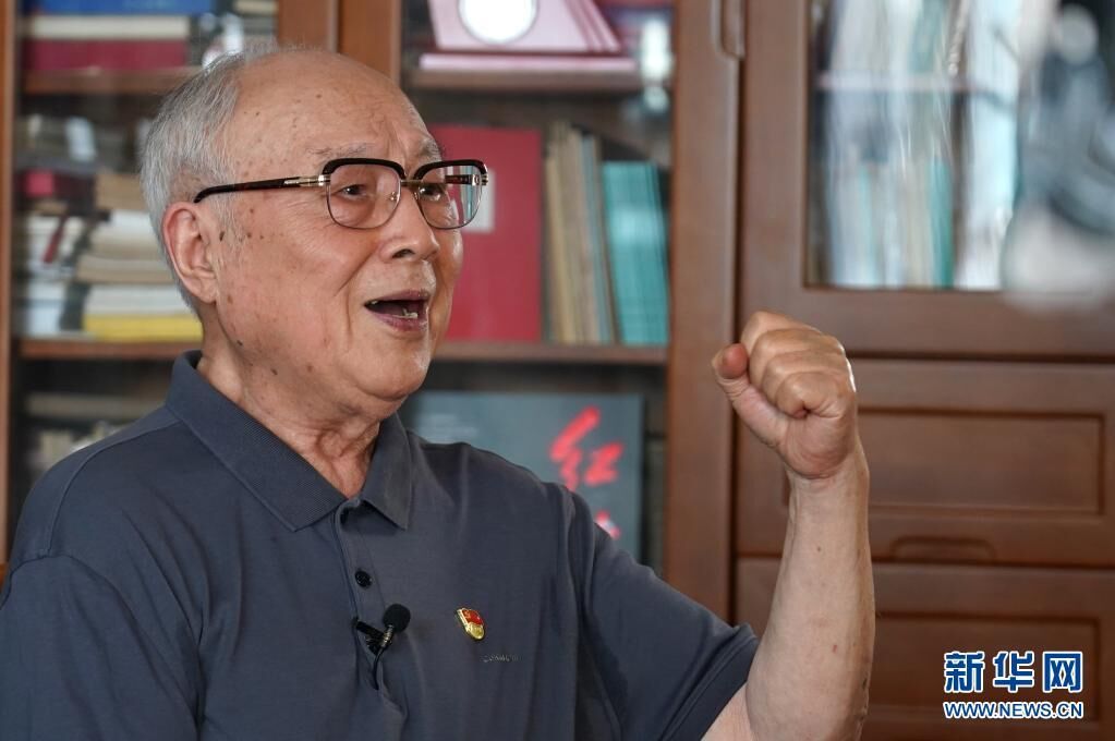 6月6日，吕其明在上海的家中接受采访时哼唱《新四军军歌》。新华社记者 任珑 摄