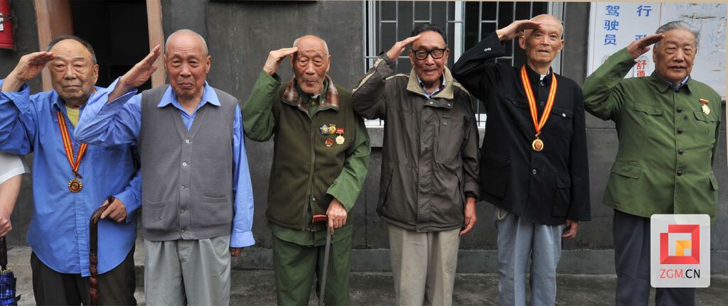 十年前合影的自貢部分抗戰(zhàn)老兵.jpg