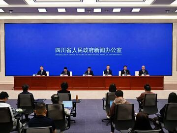 景区飘书香，非遗美食打拥堂，鲁迅“毛背心”有得抢……2025天府书展解锁“安逸阅读”新玩法 | 2025天府书展