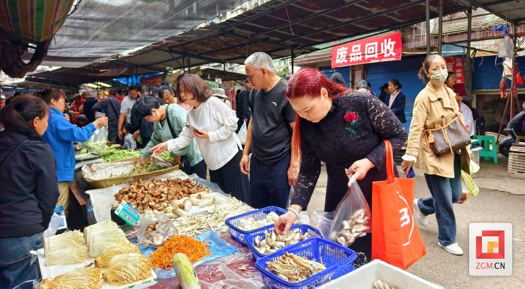 市民在郭家坳菜市场挑选香菇记者 罗祥瑞 摄.jpg