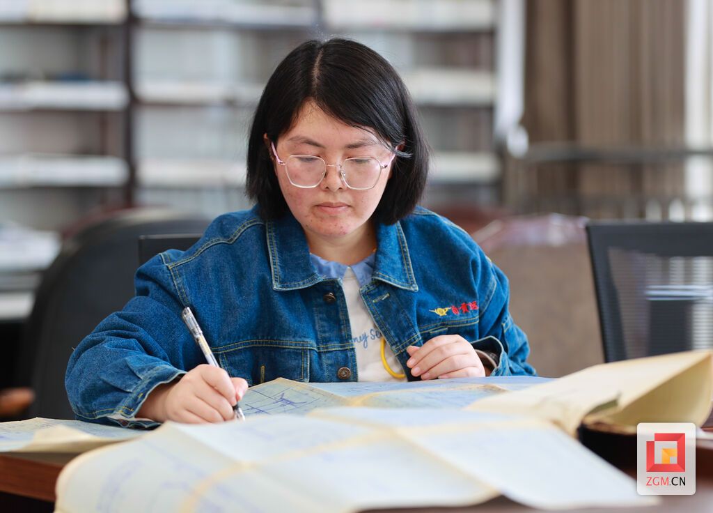 做設計員的熊文娟,大學畢業(yè)后十年來依然默默認真工作.jpg