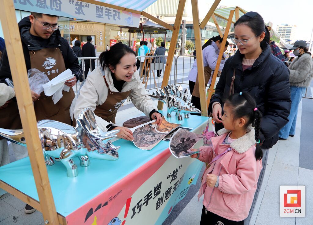 “恐龙艺术创作工坊”活动现场 记者 钟小璐 摄.jpg