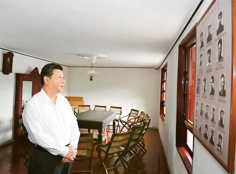 2015年6月16日至18日,，中共中央總書記,、國(guó)家主席、中央軍委主席習(xí)近平在貴州調(diào)研,。這是16日下午,，習(xí)近平在參觀遵義會(huì)議會(huì)議室時(shí)，向墻上的遵義會(huì)議參加人員照片深情凝視,?！⌒氯A社記者 李學(xué)仁/攝