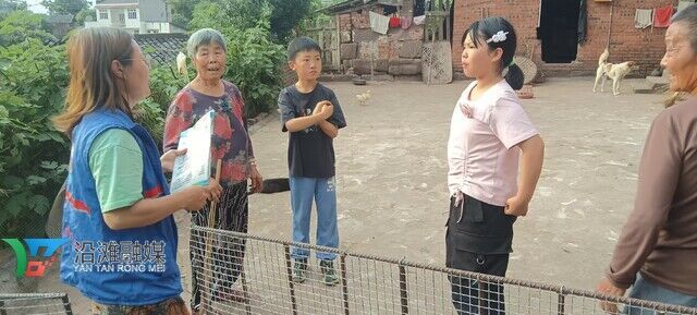 网格员发放防溺水告知书 .JPG