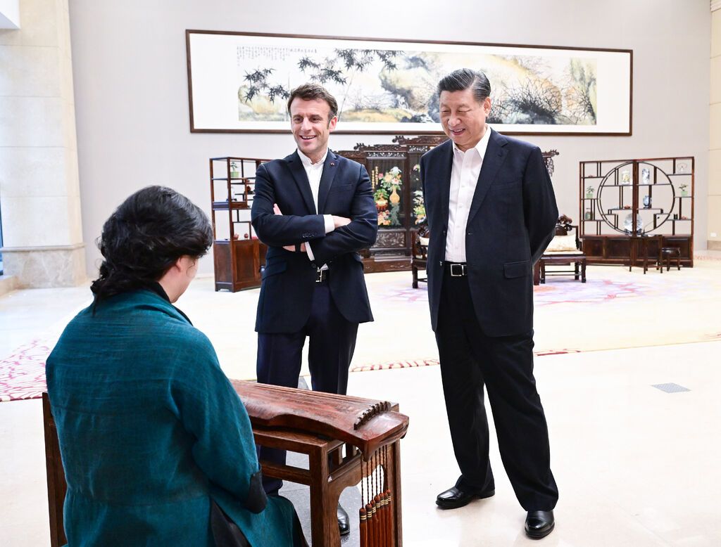2023年4月7日,习近平主席在广东省广州市松园同法国总统马克龙举行非正式会晤。这是两国元首在白云厅欣赏古琴演奏。