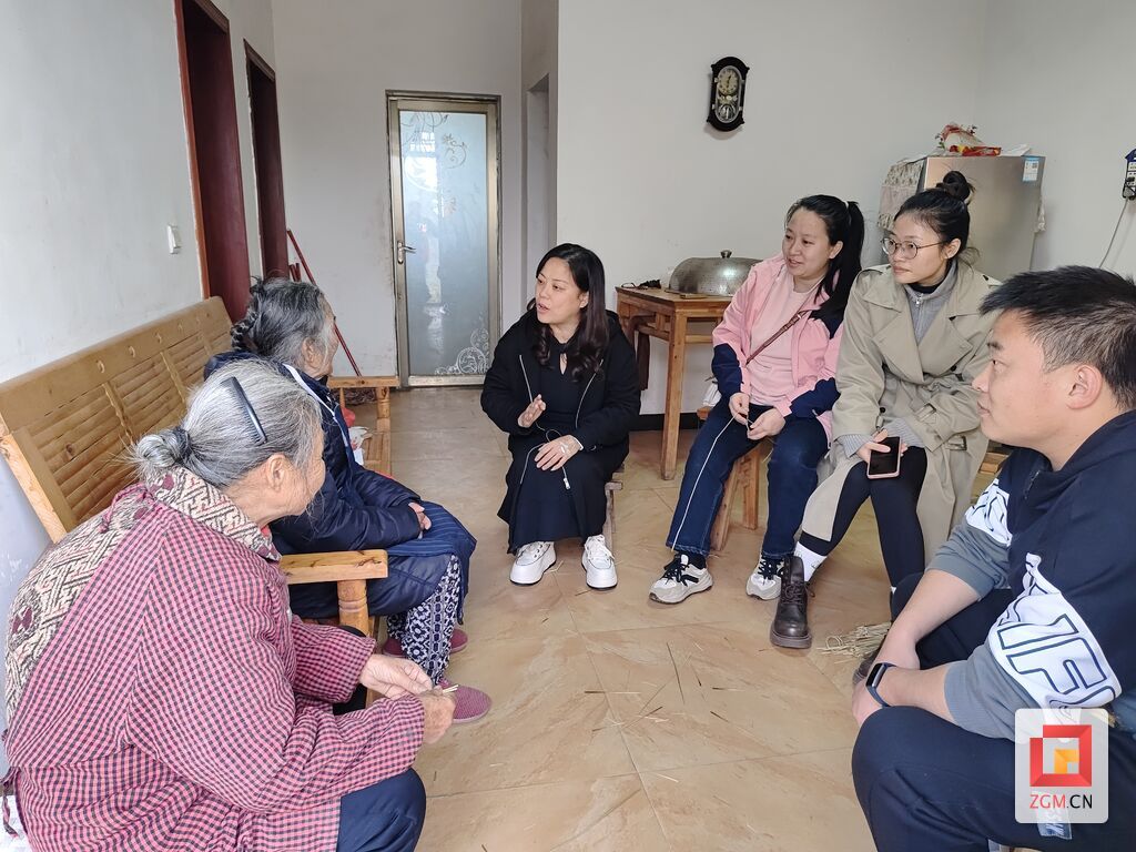 入戶了解群眾實(shí)際困難.jpg
