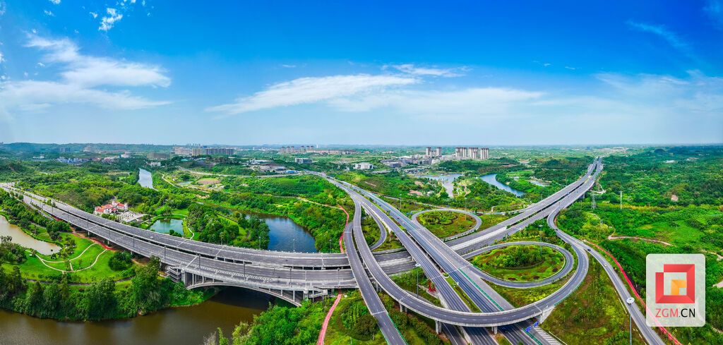 周边道路绿化带与桥梁结构相互映衬,增强了城市美感。记者 宋姿熠摄.jpg