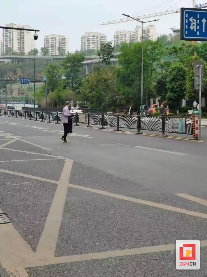 高新區(qū)匯南路南湖領(lǐng)域七號門前有市民橫穿馬路.jpg