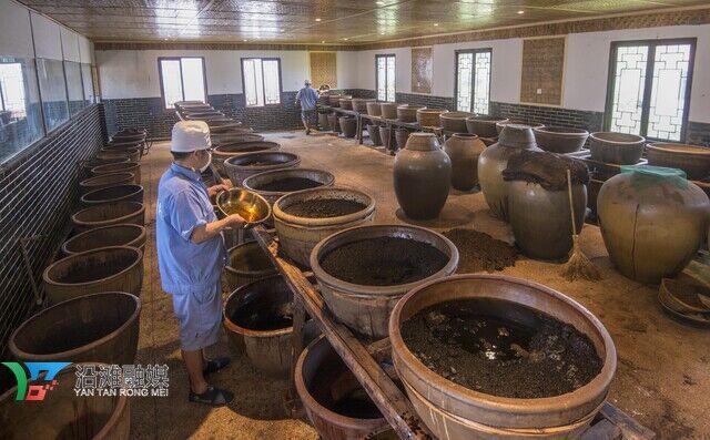 4.將成熟后的醋醅經(jīng)過浸泡、反復(fù)淋制成醋液，再進(jìn)行高溫滅菌、曬制等流程.jpg