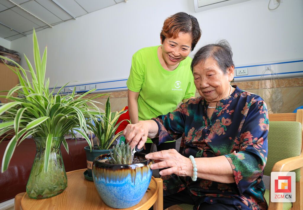 院內(nèi)高齡自理老人正在打理花草.jpg