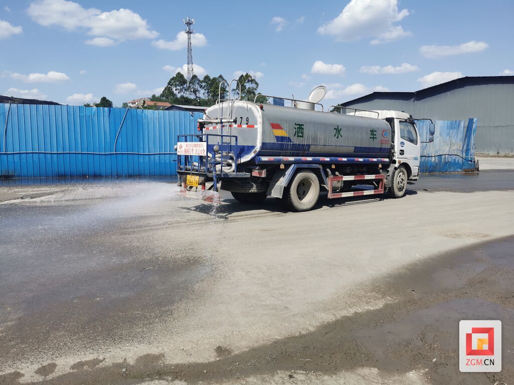 图：永安镇某企业正在开展洒水降尘作业