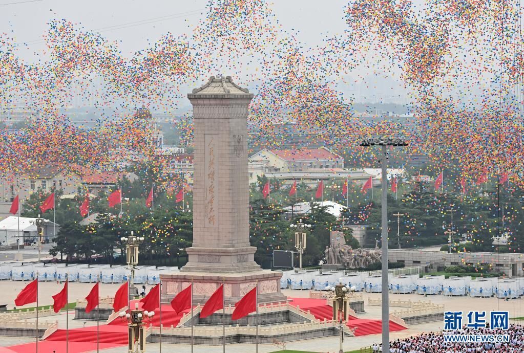 7月1日上午，庆祝中国共产党成立100周年大会在北京天安门广场隆重举行。这是庆祝大会现场放飞气球。新华社记者 李响 摄