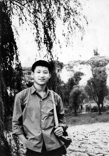 這是1972年,,插隊回京探親時的習近平,。