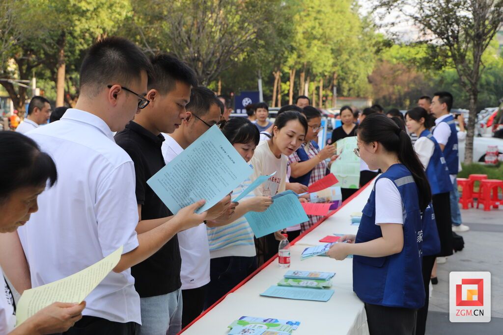 了解統(tǒng)計知識 記者 陳凡逸 攝.JPG