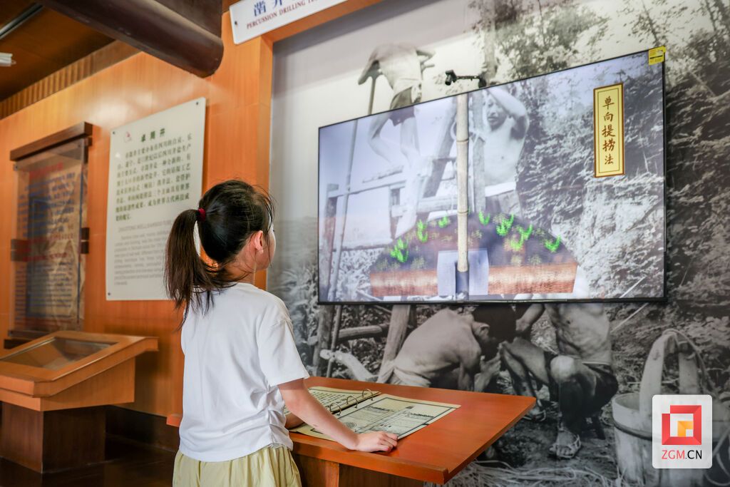 小朋友翻阅AR书籍.JPG