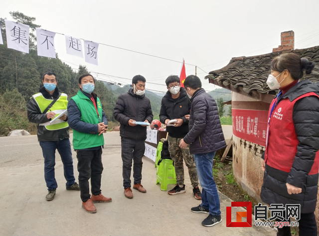 相关部门向劝返点分发口罩.png