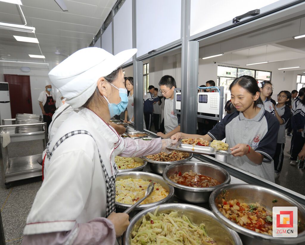 江姐中学学生接过营养午餐 罗祥瑞 摄.jpg
