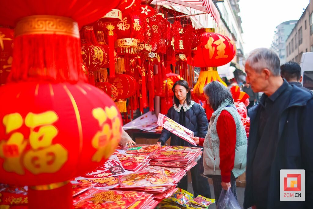 年货集市热闹非凡,街头年味十足 记者 宋姿熠 摄.jpg