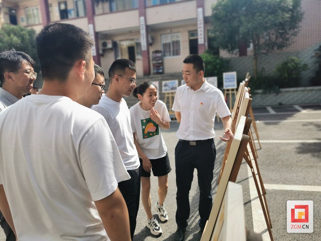 新老照片跨越時(shí)空的對話.jpg