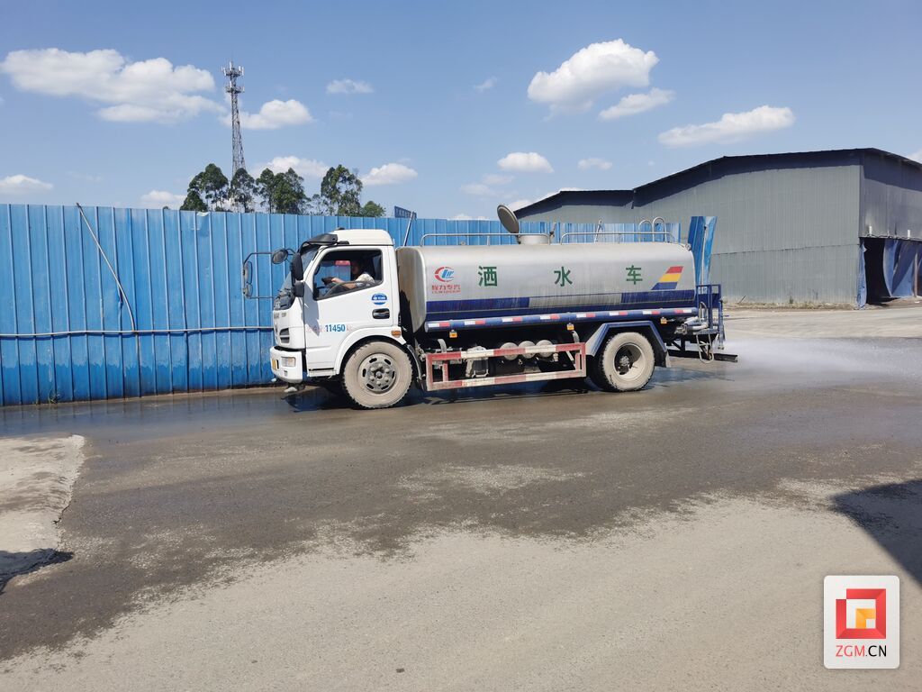 砂石企业开展洒水降尘（资料图片）