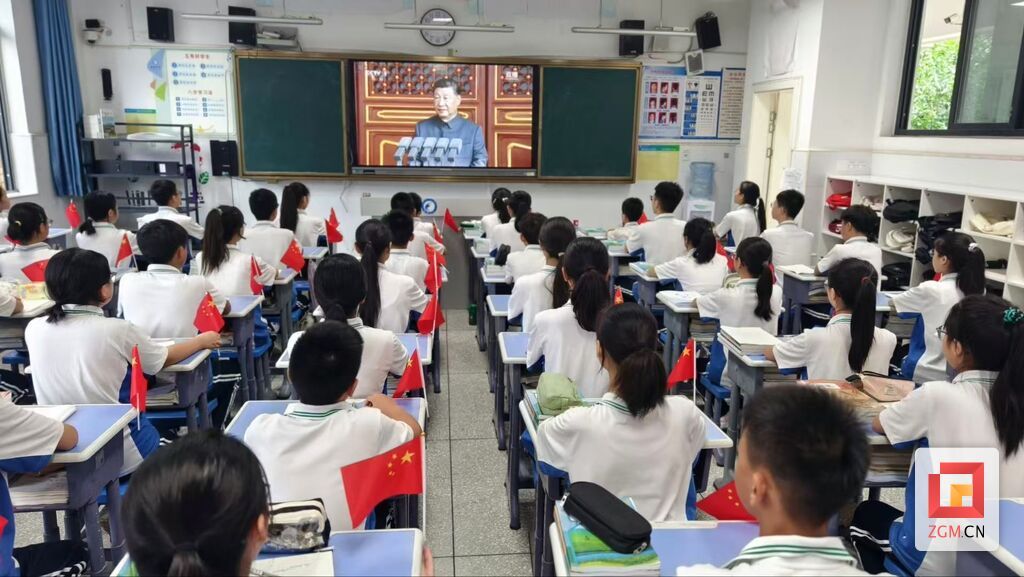 龙湖中学全校师生集中收看 由受访方供图.jpg