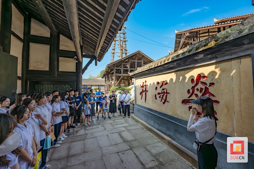 兩岸學子參訪燊海井景區(qū)探訪鹽文化.jpg