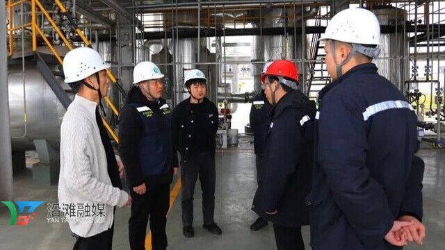 专家深入企业检查 记者 罗祥瑞 摄.jpg