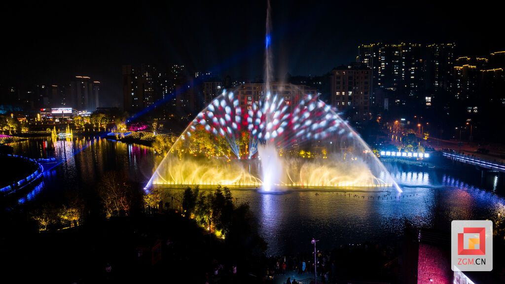 巨大的水幕从湖面升起 记者宋姿熠 摄.jpg