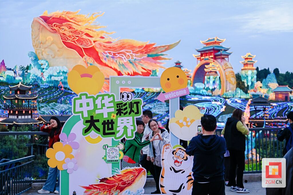 游客们参与City Walk打卡活动.JPG