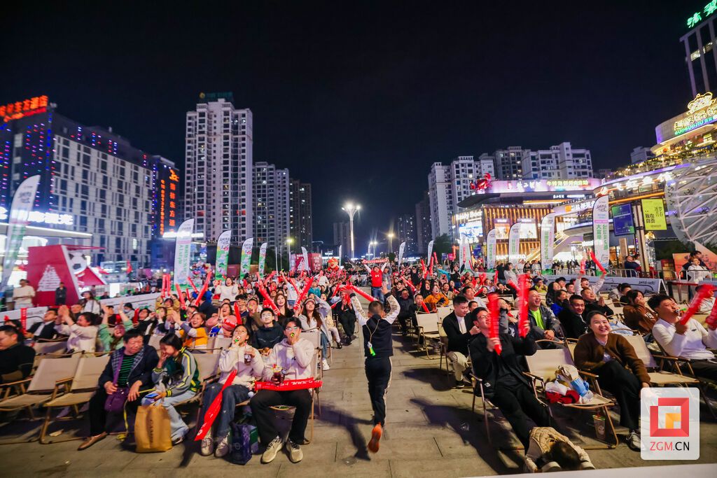 川超第二观赛区 记者 宋姿熠 摄.jpg