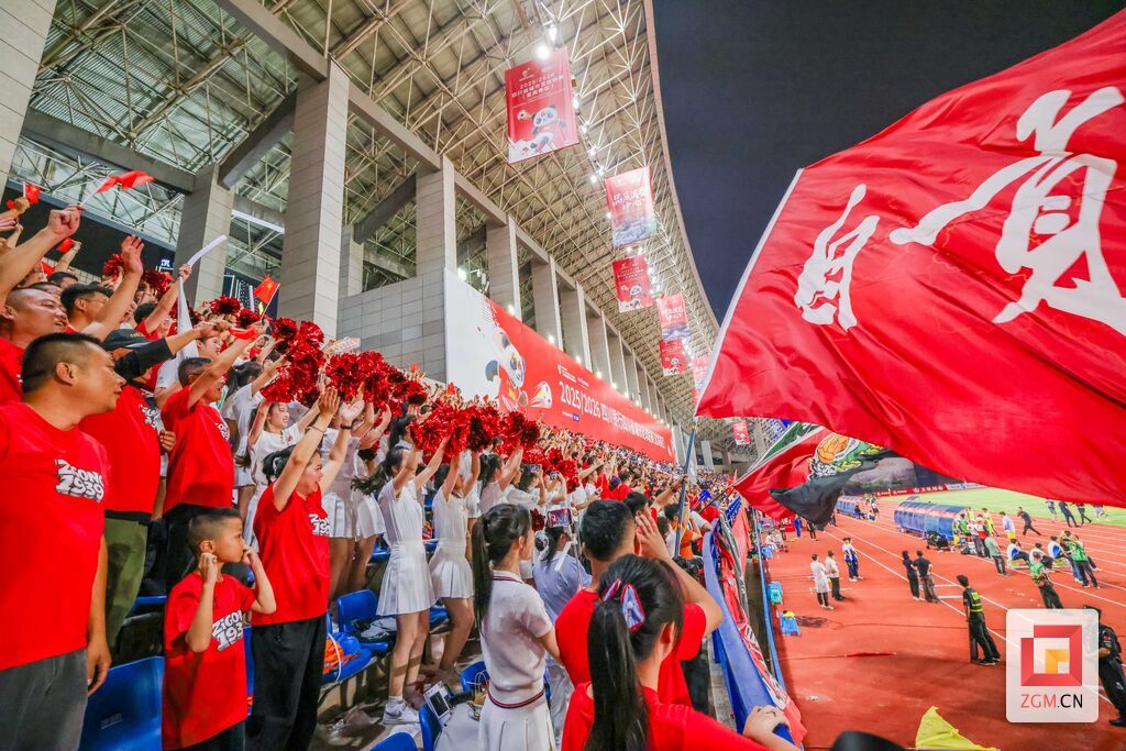 自贡球迷加油助威 记者 宋姿熠 摄.jpg