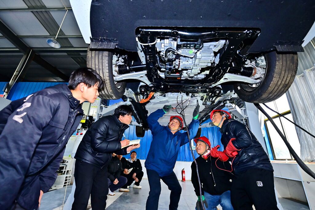 2025年2月17日,,江西省宜春市,,豐城市的一所技工學校實訓基地內(nèi),新能源汽車運維專業(yè)學生在老師的指導下學習新能源汽車電池包檢修技術(shù),。