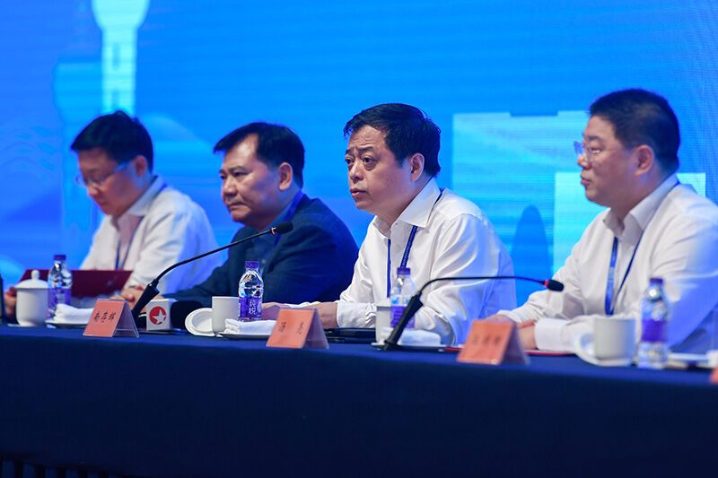 长三角企业家联盟轮值主席、正泰集团股份有限公司董事长南存辉（右二）在联盟成立大会上讲话（2020年6月5日摄）。新华社记者 黄宗治 摄