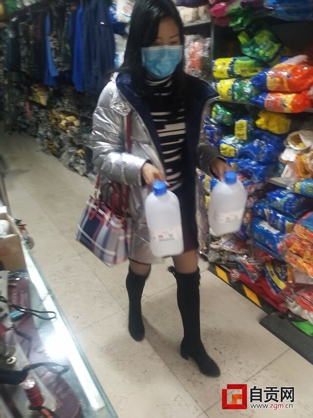 張文英在采購.jpg