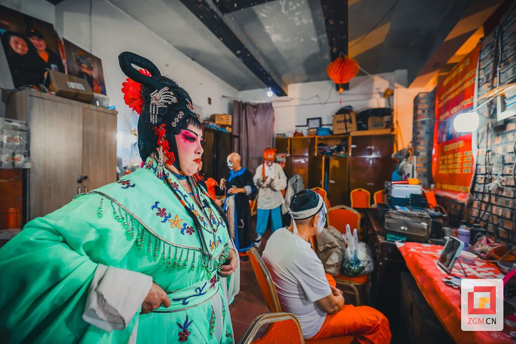 川剧演员后台精心准备,只为台上绽放百年技艺之光 记者 宋姿熠 摄 (2).jpg