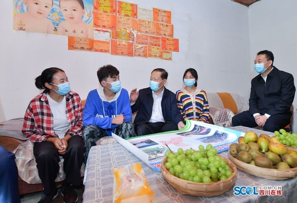 9月10日，省委书记彭清华到九龙县乌拉溪镇河坝村调研，入户看望群众泽曲珍一家，下访听取村民诉求，现场协调解决建设村文化活动场地等问题。