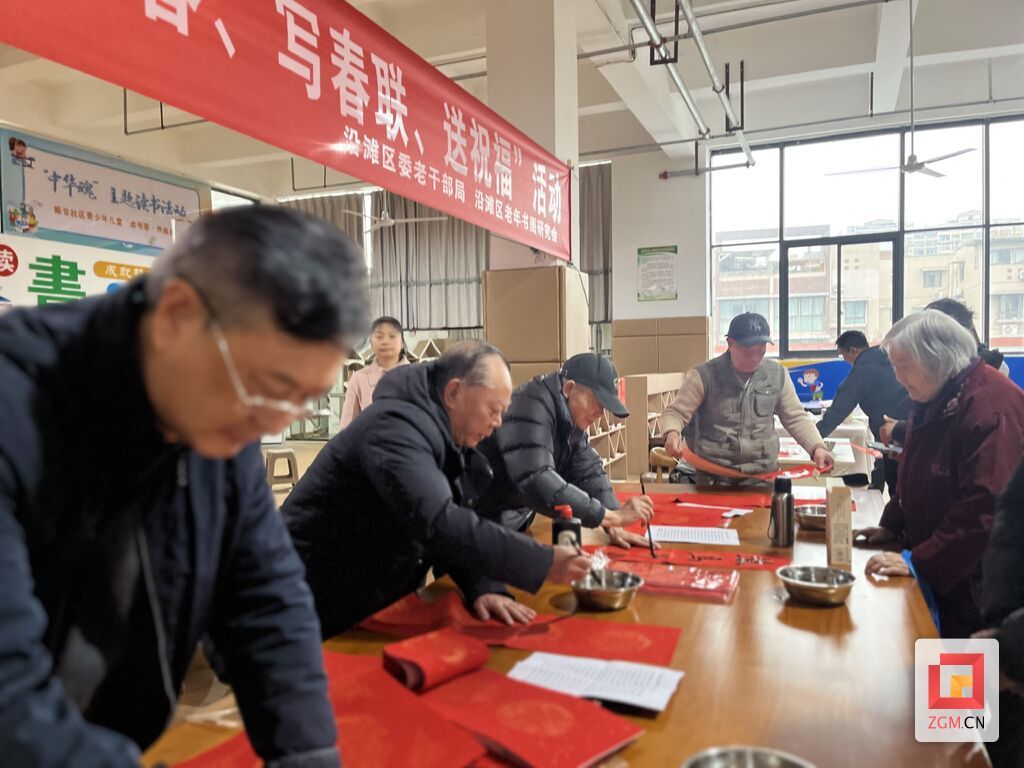 2月2日沿滩新城残联活动室写春联01.jpg