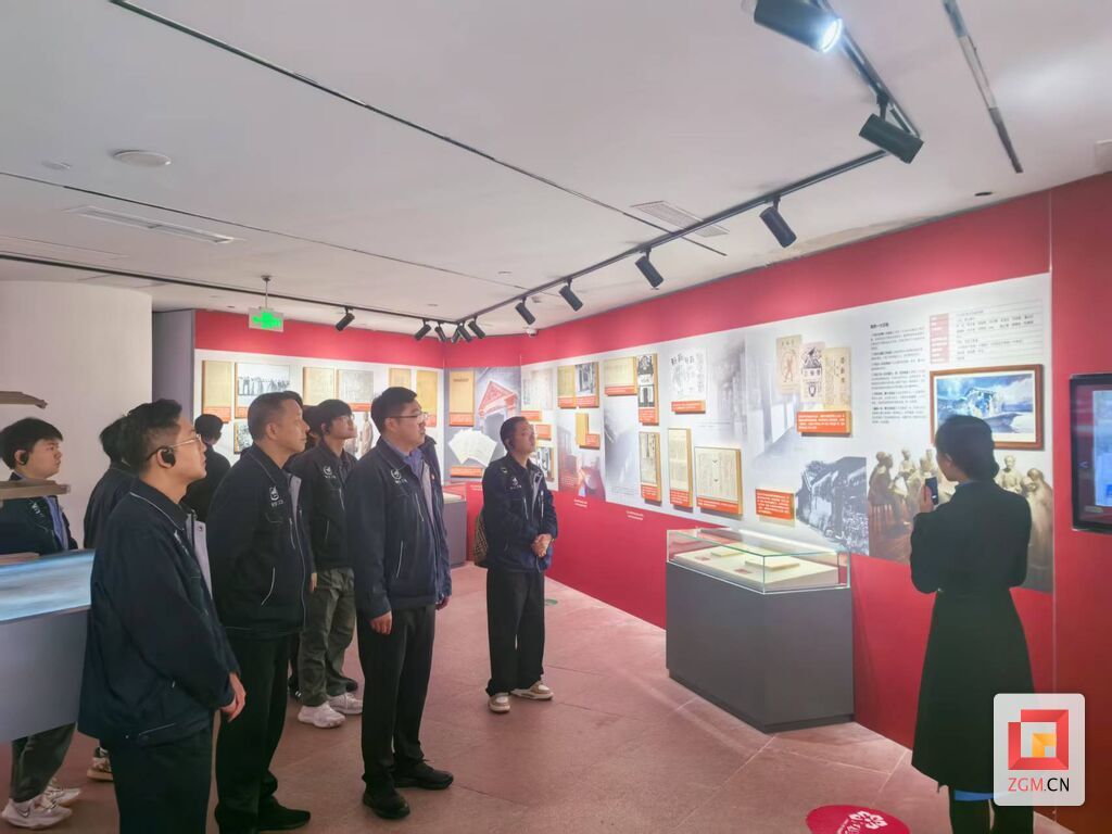 组织党员参观红色文化基地.jpg
