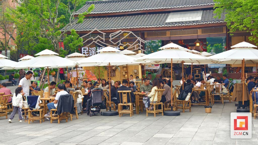 自流井老街茶馆人潮涌动 记者罗祥瑞摄.jpg