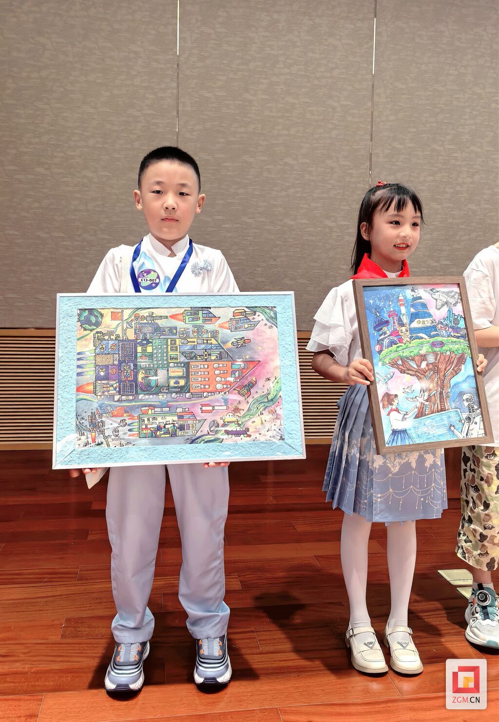 杨筵凯现场展示作品.jpg