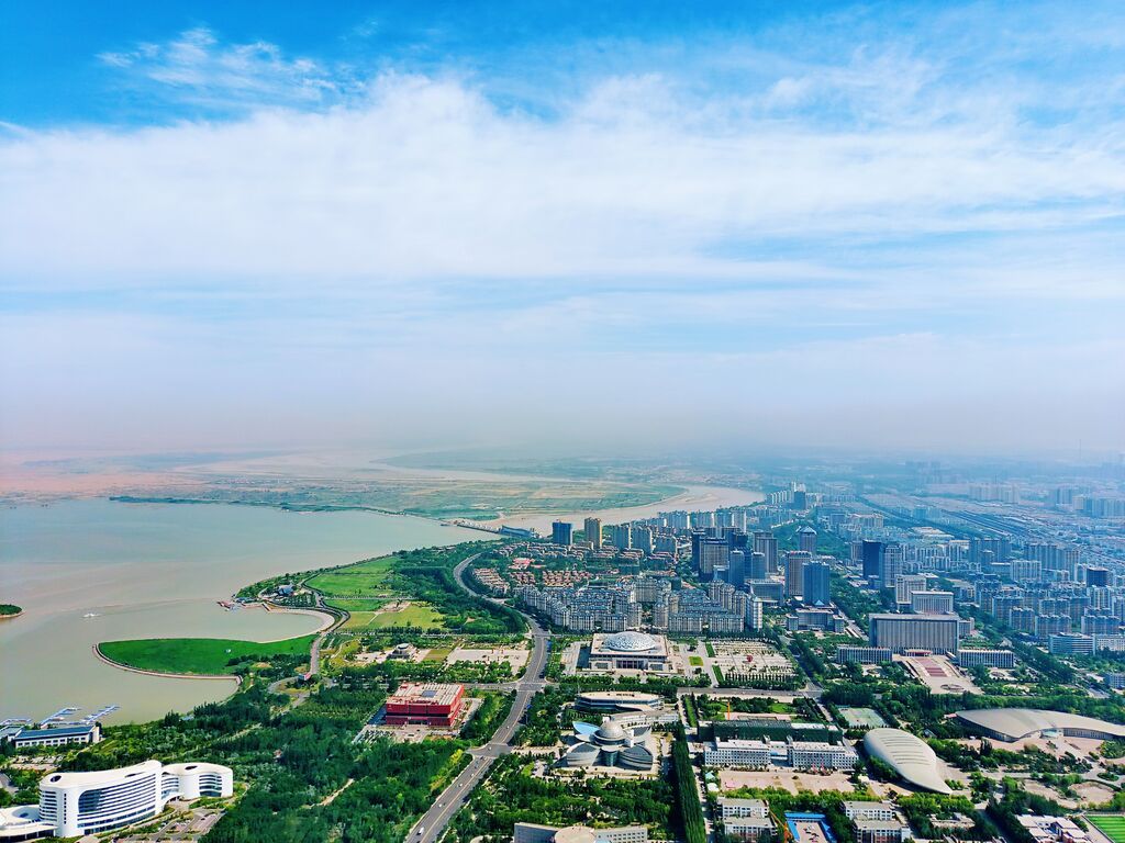 乌海滨河新区航拍。乌海日报社记者王超 供图