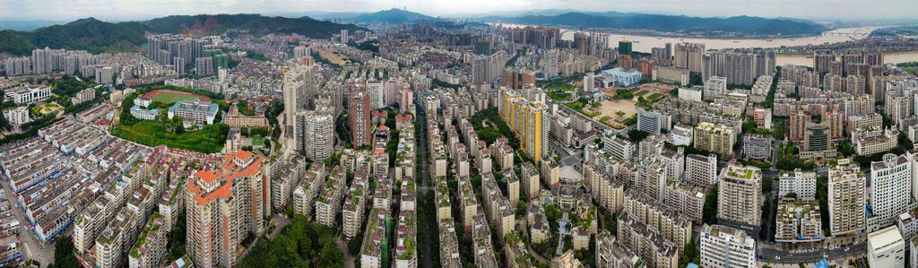 从空中俯瞰广西梧州市新兴三路沿线一带，楼群林立，一派新兴繁荣的都市景色。梧州日报社记者 何鎏 摄