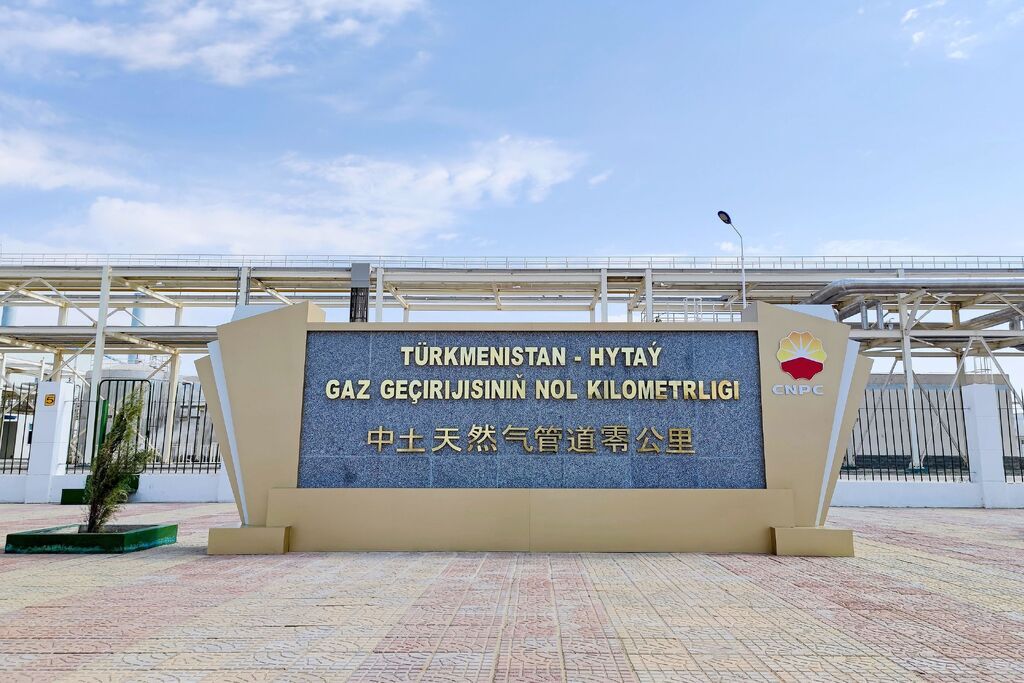 2023年10月3日，土库曼斯坦，位于阿姆河右岸的中土天然气管道零公里纪念碑。