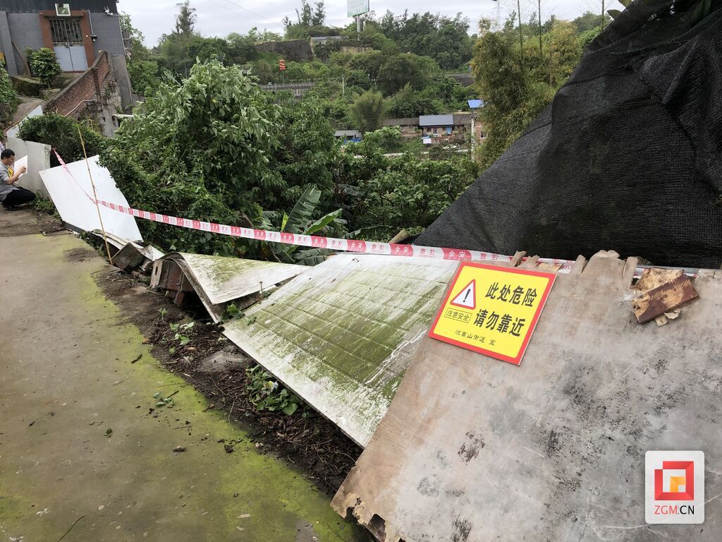 大安区凉高山街道凉高山社区便民小路垮塌现场.jpg