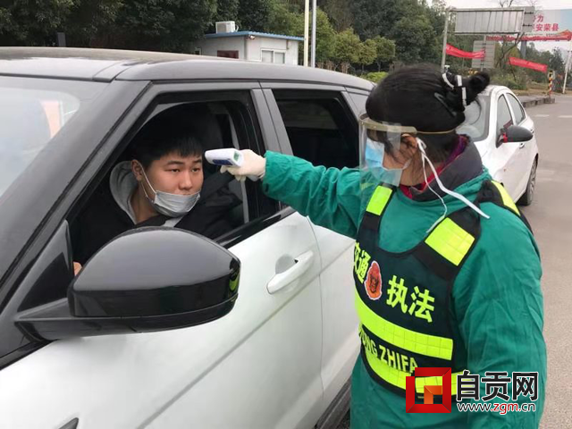 民革黨員譚維娜在檢測體溫.png