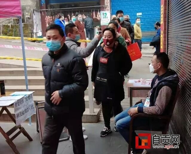 在嘉通农贸沿滩市场，实行卡口管理，进行体温检测排查.webp.jpg
